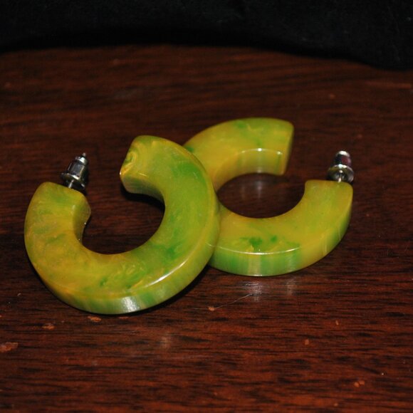 Vintage Marbled Green & Yellow Bakelite Hoop Earrings - Picture 5 of 11
